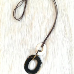 จี้รูปทรงกลมทำจากดอกไม้แห้งแท้ขัดเงาเป็นมิตรกับสิ่งแวดล้อมจากเขาควาย ขายส่ง ผลิตในอินเดีย - Product Image 1