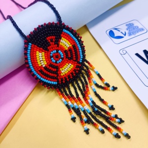 Collier artisanal en perles avec pendentif circulaire et franges multicolores, mettant en valeur l'artisanat traditionnel et le design vibrant des artisans - Product Image 1