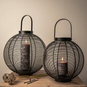 Lanterne ronde noire décorative avec poignée incurvée, parfaite pour l'éclairage d'ambiance, la décoration intérieure, les centres de table et la photographie - Product Image 4