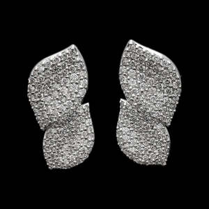 Pendientes con Diseño de Hoja de Oro de 14K con Diamantes Naturales de 1.69CTW en Engaste Pavé, Joyería Elegante de Lujo Inspirada en la Naturaleza - Product Image 1