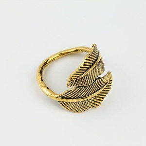 Servilletero de metal con acabado antiguo con diseño de hoja, servilletero de metal pulido brillante decorativo de mesa de boda hecho a mano. - Product Image 4