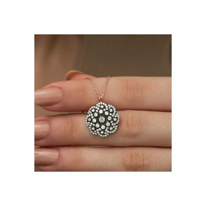 Collana di diamanti con motivo a fiore d'argento