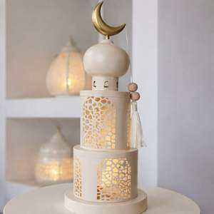 Farol Marroquí de Metal con Acabado Blanco en Forma de Media Luna con Intrincados Recortes, Brillo Cálido de Vela, Elegante Decoración Festiva para el Hogar, Regalo - Product Image 1