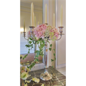 Candélabre de sol en aluminium plaqué nickel avec 5 bras pour bougeoirs, idéal pour les centres de table de mariage - Product Image 1