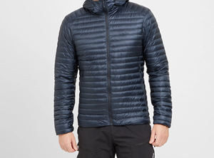 Chaqueta de exterior transpirable con hombros sin costuras y mangas articuladas diseñada para escalada y uso activo - Product Image 6