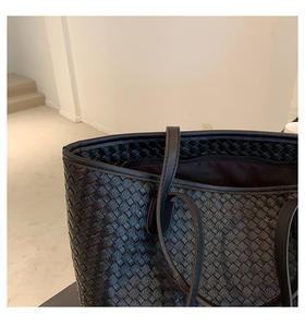 Sac fourre-tout tissé élégant et spacieux pour femme, avec poignées confortables pour le travail, les voyages et le shopping. - Product Image 2