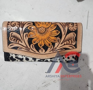 Portefeuille à rabat en peau de vache pour femmes sac à main en cuir repoussé à la main pochette carte étui de téléphone Western Sun fleur pochette pour femmes - Product Image 1
