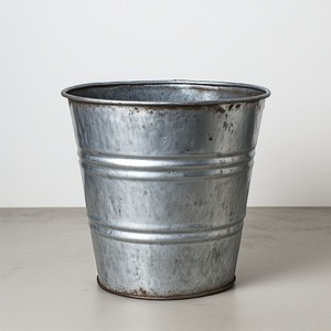 Jardinière galvanisée rustique conçue avec une surface antique brillante, parfaite pour le jardin saisonnier et le style de vacances en plein air - Product Image 6