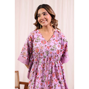 Robe Kaftan sans bretelles en coton pour femme Fayra, imprimé fleurs de tulipe lilas, design découpé, taille unique - Product Image 1