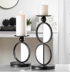 Bougeoir en fer de style antique avec des motifs d'inspiration médiévale et des détails somptueux pour un décor sophistiqué sur le thème classique - Product Image 3