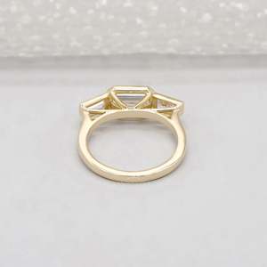 Bague de fiançailles à trois pierres en diamant certifié IGI, style émeraude, East West - Product Image 3