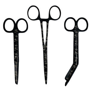 ชุดกรรไกรพยาบาล 3 ชิ้น สีดำ ลายดอกไม้ คีมตัดเส้นเลือด 6 นิ้ว กรรไกรพยาบาล 5 นิ้ว กรรไกรตัดผ้าพันแผล 5.5 นิ้ว แบบใช้มือ ได้รับการรับรองมาตรฐาน CE - Product Image 2