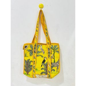 Sac fourre-tout imprimé floral taille moyenne jaune pour fleurs, avec poignée d'épaule, fermeture éclair, en textile, idéal pour le voyage, avec surpiqûres apparentes - Product Image 5