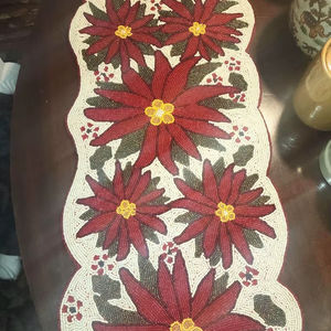 Chemin de table en polyester/coton tricoté à la main, brodé de poinsettias, décoration florale de Noël - Product Image 1