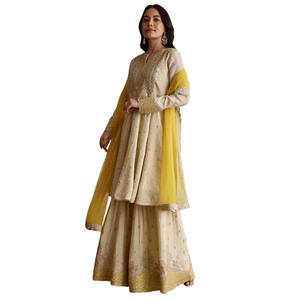 Traje de marfil Crush Tissue Sharara con trabajo de lentejuelas Zari para recepción festiva de fiesta de boda y celebraciones culturales tradicionales - Product Image 2