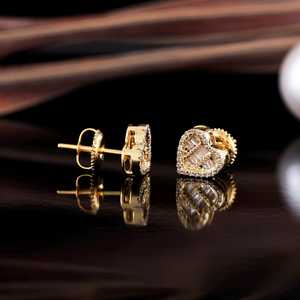 Boucles d'oreilles clous en forme de cœur en argent 925 plaqué rhodium, serties de moissanite taille ronde et baguette, style hip-hop, romantiques, pour le quotidien - Product Image 4