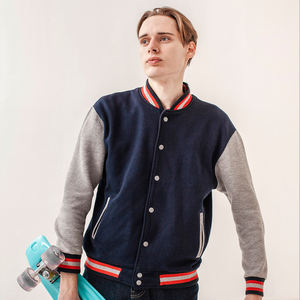 Chaquetas universitarias vintage informales para hombre personalizadas al por mayor bolsillos negros de béisbol OEM con satén bordado 3D a prueba de viento - Product Image 2