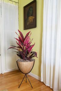 Support d'affichage élégant de pot de jardinière en rotin et en fer pour la maison, l'intérieur et l'extérieur. - Product Image 3