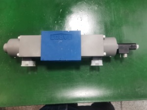 Vanne hydraulique série 4WRE 4WRE6 4WRE10 R900954104 4WRE10E1-75-2X/G24K4/V - Product Image 4