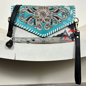 Sac bandoulière tendance en cuir de vache occidental, sac à rabat brodé et ciselé, sac à main artisanal avec bracelet et bandoulière réglable - Product Image 1