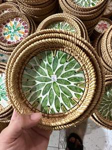 Bandeja de mimbre personalizada de origen vietnamita para servir aperitivos gourmet o organizar frutas y bocadillos con incrustaciones de conchas. - Product Image 2