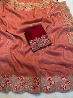 Sari en soie douce et texturée avec broderie assortie et blouse Pires à broderie contrastante.