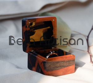 Elegante Caja de Anillo de Compromiso Personalizada, Hecha a Mano con Resina y Madera, Regalo Único para Propuestas y Bodas - Product Image 3