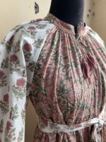 Robe décontractée en velours côtelé 100 % coton, col mandarin, manches longues, broderie florale, ceinture asymétrique à pompons, coupe trapèze, éco-responsable