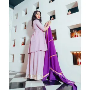 Conjunto de Traje de Crepé Morado Lila para Mujer de Thread & Button - Product Image 2