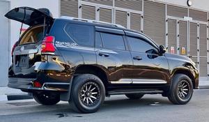 Toyota Prado 2017 VXR Full Option Toit ouvrant |   Boîte isotherme |   Sièges électriques |   Sièges en cuir très propres et en parfait état - Product Image 3