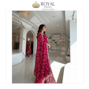 Costume Sharara de qualité supérieure, dernière tendance, en soie pure Gmy avec broderie lourde, séquence et travail de codage Dori avec rivets et travail de Moti - Product Image 4