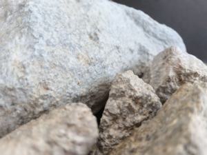 Les morceaux réfractaires de pyrophyllite stabilisent le volume pendant les cycles de chauffage, empêchant l'écaillage et l'usure prématurée dans les foyers de four. - Product Image 4