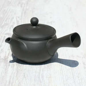 Théière Kyusu en argile noire, logo personnalisable, porcelaine Tokoname, pour la préparation de boissons, restaurants, hôtels ou cadeaux, avec couvercle - Product Image 2