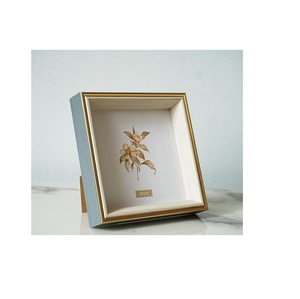 Marco de fotos decorativo de madera elaborado con detalles intrincados, belleza única hecha a mano para entornos interiores estéticos - Product Image 5