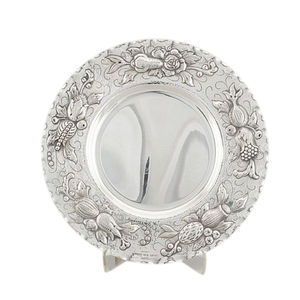 Assiette de présentation ronde en cuivre, élégante, avec bordure florale en relief, idéale pour les mariages et les restaurants - Product Image 6