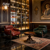 Fauteuil lounge moderne de luxe en cuir ciré rouge bordeaux, design moelleux segmenté avec accoudoirs en bois massif pour salon, club, bar