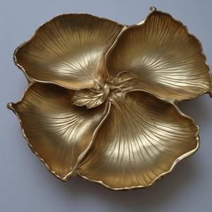 Serveur de fruits secs en aluminium fabriqué à la main avec trois bols à feuilles liées en finition or poli conçu des intérieurs de salle à manger décoratifs - Product Image 5