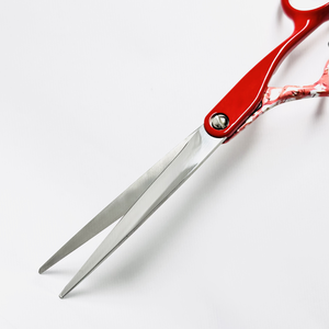 Tijeras Profesionales Personalizables de 6.25 Pulgadas con Filo Recto, Mango Ergonómico para Diestros, Rojo Brillante de Dos Tonos - Product Image 4