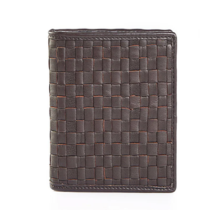 Cartera compacta de cuero marrón con un diseño único de ranura para tarjetas superpuestas y una textura sutil. Disponible a precio de mayorista. - Product Image 4