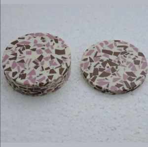 Juego de Posavasos de Mármol Moderno de Dos Tonos, Piedra Redonda Duradera con Incrustaciones de Latón para Bodas, Posavasos para Tazas y Alfombrillas - Product Image 2