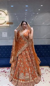 Colección de Diseñador de Primera Calidad de la India, Lehenga Choli con Bordado Intenso, para Bodas y Fiestas, Tela de Seda, Algodón y Malla - Product Image 2