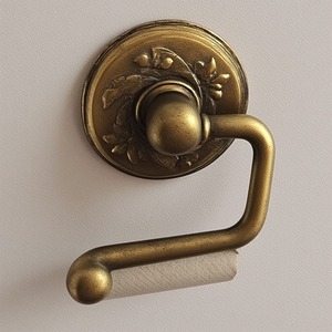 Elegante soporte de papel higiénico montado en la pared de tono plateado con diseño tallado trabajo artesanal que ofrece acento decorativo para la temporada - Product Image 4