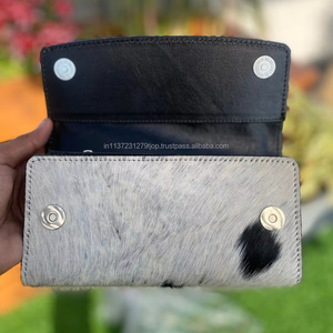 Nouvel arrivage Portefeuille sculpté usiné à la main Étui pour téléphone Portefeuille élégant en fourrure de vachette Multi Utilisations Nouveau design Portefeuille en cuir occidental - Product Image 5