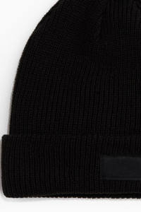 Gorro de Invierno Cálido de Punto Acanalado Azul con Logotipo Personalizado de Alta Demanda, Gorro Unisex con Dobladillo y Pequeño Aplique de Tela - Product Image 3