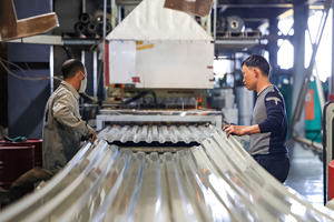 Tôle métallique décorative résistante à la chaleur Prix abordable Installation facile légère Tôles à isolation thermique spongieuse Vietnam - Product Image 3