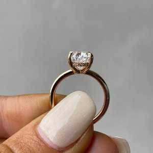 Anillo de Compromiso con Halo Oculto de Diamantes Cultivados en Laboratorio de 2.30 Quilates, Certificado IGI en Oro Amarillo, Impresionantes Anillos de Diamantes - Product Image 3