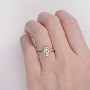 Elegante y único anillo de compromiso de moissanita de corte ovalado hecho a mano diseño retorcido - Product Image 4