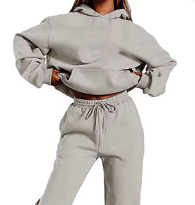 Conjunto Casual de Invierno para Mujer - Sudadera con Capucha y Pantalones Deportivos Negros - Comodidad para Toda Temporada - Product Image 1