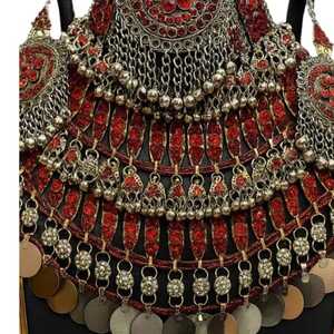 Ensemble de bijoux tribaux afghans en rouge foncé avec collier ras du cou imposant orné de pierres de verre rondes et carrées et boucles d'oreilles assorties - Product Image 3
