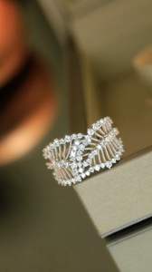 แหวนเงินแท้ 925 ประดับโมอิสซาไนต์ ความใสระดับ VVS ดีไซน์ใบไม้คลาสสิก ตัวเรือนแบบกรงเล็บ รับรองโดยผู้เชี่ยวชาญ งานจิวเวลรี่ชั้นดี สำหรับสุภาพสตรี - Product Image 3